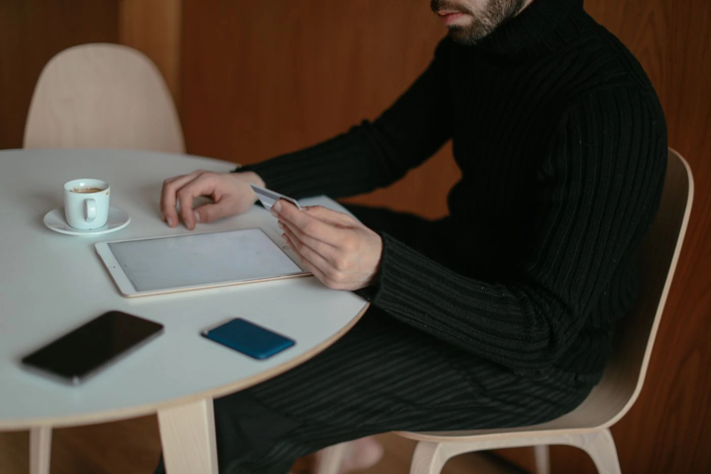 Tablet shopping and card payment — illustrative context