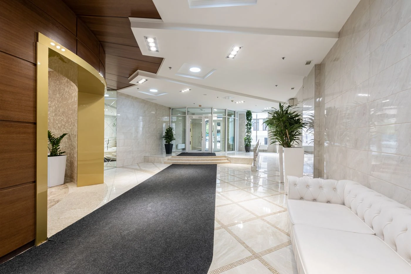 Modern spacious lobby of luxury hotel · Free Stock Photo — illustrative context